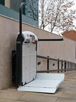 Plataforma salvaescaleras modelo V65 instalada en un Geritrico de Falset (Tarragona)