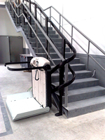 Plataforma salvaescaleras modelo V65 instalada en una empresa de Guadalajara