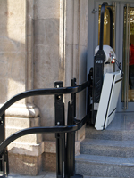 Plataforma salvaescaleras modelo V65 instalada en unas oficinas del BBVA en Llobera (Lrida)