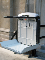 Plataforma salvaescaleras modelo V65 instalada en unas oficinas del BBVA en Llobera (Lrida)