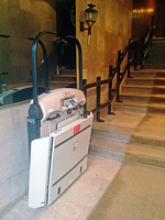 Plataforma salvaescaleras modelo V65 instalada en una comunidad de propietarios en Madrid