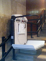 Plataforma salvaescaleras modelo V65 instalada en una comunidad de vecinos en Madrid