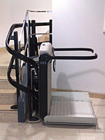 Plataforma salvaescaleras modelo V65 instalada en la consejera del medio ambiente de Madrid