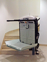 Plataforma salvaescaleras modelo V65 instalada en la consejera del medio ambiente de Madrid