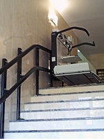 Plataforma salvaescaleras modelo V65 instalada en unas oficinas del Grupo Santander en Madrid