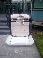 Plataforma salvaescaleras modelo V65 instalada en unas oficinas de Madrid