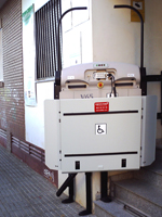 Plataforma salvaescaleras modelo V65 instalada en la asociacin de deficientes auditivos de Mrida (Badajoz)