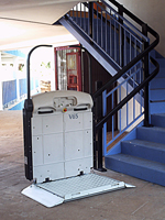 Plataforma salvaescaleras modelo V65 instalada en el colegio Cambridge de Rocafort (Valencia)