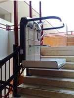 Plataforma salvaescaleras modelo V65 instalada en el colegio Leandra de Salamanca