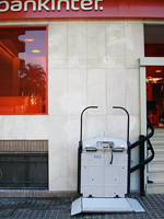 Plataforma salvaescaleras modelo V65 instalada en unas oficinas de Bankinter de Valencia