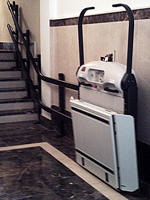 Plataforma salvaescaleras modelo V65 instalada en una comunidad de vecinos de Valencia