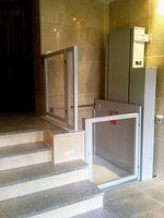 Plataforma salvaescaleras vertical modelo Izaro instalada en una comunidad de vecinos de Alcal de Henares (Madrid).