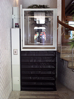 Plataforma salvaescaleras vertical modelo Izaro instalada en una comunidad de vecinos de Alicante.