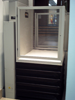 Plataforma salvaescaleras vertical modelo Izaro instalada en una comunidad de vecinos de Barcelona.