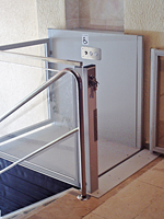 Plataforma salvaescaleras vertical modelo Izaro instalada en una comunidad de vecinos de Barcelona.