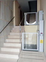 Plataforma salvaescaleras vertical modelo Izaro instalada en una comunidad de vecinos de Gandia (Valencia).