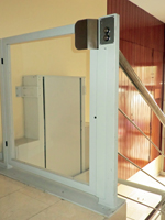 Plataforma salvaescaleras vertical modelo Izaro instalada en una comunidad de vecinos de Gandia (Valencia).