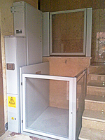 Plataforma salvaescaleras vertical modelo Izaro instalada en una comunidad de vecinos de Madrid.