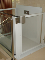 Plataforma salvaescaleras vertical modelo Izaro instalada en una comunidad de vecinos de Valencia.