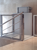 Plataforma salvaescaleras vertical modelo Izaro instalada en una comunidad de vecinos de Valencia.