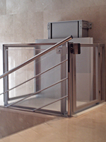 Plataforma salvaescaleras vertical modelo Izaro instalada en una comunidad de vecinos de Valencia.