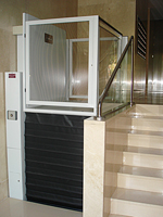 Plataforma salvaescaleras vertical modelo Izaro instalada en una comunidad de vecinos de Valencia.