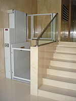 Plataforma salvaescaleras vertical modelo Izaro instalada en una comunidad de vecinos de Valencia.