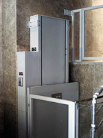 Plataforma salvaescaleras vertical modelo Izaro instalada en una comunidad de vecinos de Valencia.