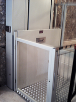 Plataforma salvaescaleras vertical modelo Izaro instalada en una comunidad de vecinos de Valencia.