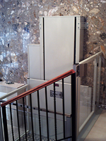 Plataforma salvaescaleras vertical modelo Izaro instalada en una comunidad de vecinos de Valencia.