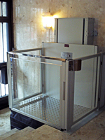 Plataforma salvaescaleras vertical modelo Izaro instalada en una comunidad de vecinos de Valencia.