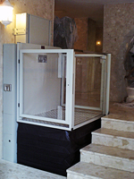 Plataforma salvaescaleras vertical modelo Izaro instalada en una comunidad de vecinos de Valencia.