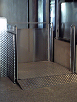 Plataforma salvaescaleras vertical modelo Silver instalada en una comunidad de vecinos de Barcelona.