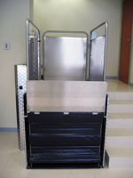 Plataforma salvaescaleras vertical modelo Silver instalada en las oficinas del banco BBVA en Barcelona.