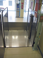 Plataforma salvaescaleras vertical modelo Silver instalada en las oficinas del banco BBVA en Barcelona.