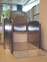 Plataforma salvaescaleras vertical modelo Silver instalada en las oficinas de Caja Madrid en Madrid.