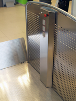 Plataforma salvaescaleras vertical modelo Silver instalada en las oficinas de Caja Madrid en Madrid.