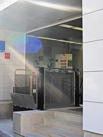 Plataforma salvaescaleras vertical modelo Silver instalada en las oficinas de Suma gestin tributaria en Onil (Alicante).