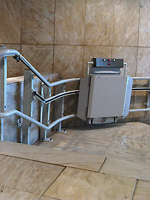 Plataforma salvaescaleras modelo Slim instalada en una comunidad de vecinos de Mlaga.