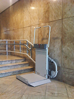 Plataforma salvaescaleras modelo Slim instalada en una comunidad de vecinos de Mlaga.