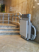 Plataforma salvaescaleras modelo Slim instalada en una comunidad de vecinos de Mlaga.