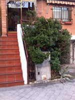 Exterior de la vivienda unifamiliar antes de la instalacin del salvaescaleras vertical Aquarius.