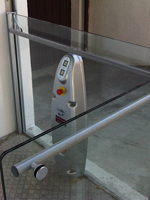 Plataforma salvaescaleras vertical modelo aquarius instalada en una vivienda unifamiliar de Villaviciosa de Odn (Madrid).