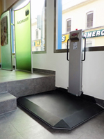 Plataforma salvaescaleras vertical modelo bancolift instalada en una oficina de Iberdrola en Oliva (Valencia).
