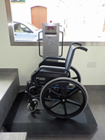 Plataforma salvaescaleras vertical modelo bancolift instalada en una oficina de Iberdrola en Oliva (Valencia).