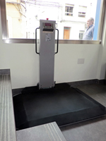 Plataforma salvaescaleras vertical modelo bancolift instalada en una oficina de Iberdrola en Oliva (Valencia).